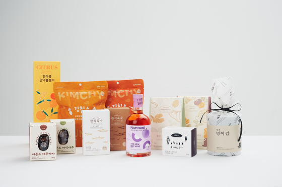 Newly launched food souvenirs at Lotte Department Store include Kim Chips from Namyangju and Gyeonggi, red plum wine from Yeongcheon in North Gyeongsang and caramelized sweet potatoes from Busan.  (lottie store)