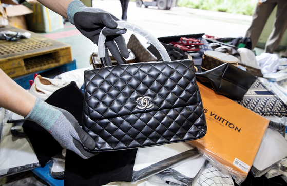 Pictured is a counterfeit Chanel bag attempted to be smuggled to Korea from China and confiscated by Incheon officials in August. [YONHAP]