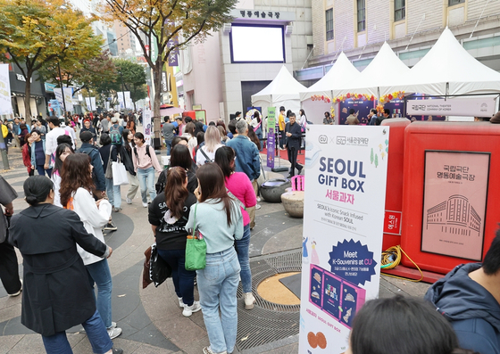 During the launch event of 'Seoul Gift Box' in Myeong-dong, central Seoul, on Nov. 1, CU reported a swift sellout with all available stock gone in just over an hour as a crowd of local and international consumers flocked to the event. [BGF RETAIL]