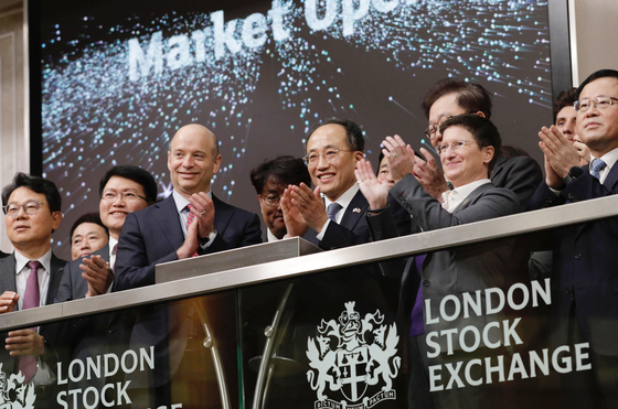 Finance Minister Choo Kyung-ho, center, attends a ceremony at the London Stock Exchange in the British capital on Thursday to mark the opening of the day's trading session at the market. [YONHAP]