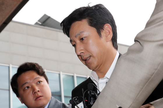 Actor Lee Sun-kyun appears at the Incheon Nonhyun Police Station for questioning on Nov. 4. [NEWS1]