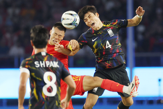 박진섭(오른쪽)이 1일 중국 항저우 HSC 스타디움에서 열린 항저우 아시안게임 8강전 중국과의 경기에서 공을 다투고 있다. [NEWS1] 