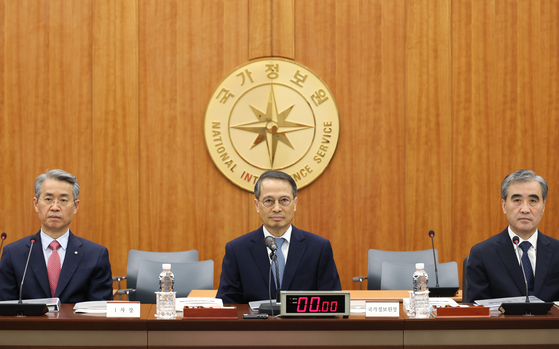 From left to right, National Intelligence Service’s First Deputy Director Kwon Chun-taek, Director Kim Kyou-hyun and Second Deputy Director Kim Soo-youn at the National Assembly on Nov. 1. [YONHAP]