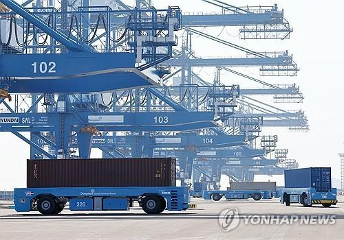 Automated guided vehicles at a port in the southeastern city of Busan on Oct. 27. [Yonhap] 