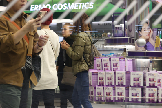 11월 6일 서울 명동에서 여행자들이 쇼핑을 하고 있다. [YONHAP] 