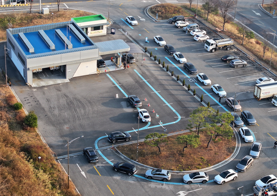 Cars are lined up at a hydrogen charging station in Chuncheon, 76 kilometers (47 miles) northeast of Seoul, on Nov. 23, 2023. [Yonhap]
