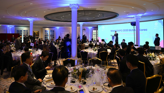 Korean President Yoon Suk Yeol, center, speaks at a luncheon even in Paris on Friday as a part of efforts to promote Busan’s World Expo 2030 bid. [JOINT PRESS CORPS]