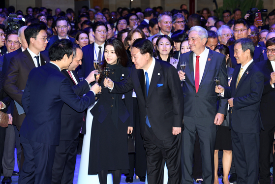 Korean President Yoon Suk Yeol, center right, and first lady Kim Keon Hee, center left, toast attendees during Korea's National Day reception at the Brongniart Palace in Paris on Friday as a part of efforts to drum up support for Busan’s World Expo 2030 bid. The event was attended by some 600 guests, including representatives of the Bureau International des Expositions (BIE), members of the diplomatic corps and business leaders. [JOINT PRESS CORPS]