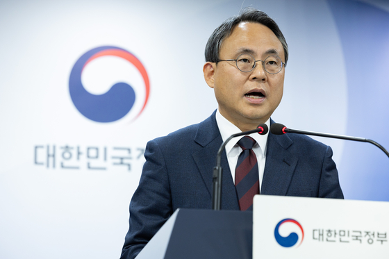 Interior Vice Minister Ko Ki-dong speaks about the cause of a network glitch that occurred on Nov. 17, which paralyzed administrative systems in local governments, during a press briefing at Seoul Government Complex in central Seoul on Saturday. [NEWS1] 