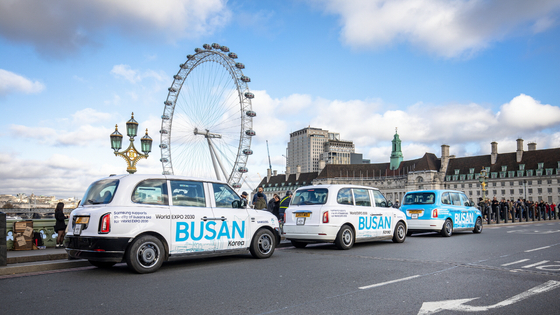A fleet of black cab taxis showing Samsung Electronics' promotional banner for Busan's bid to host the World Expo 2030 are lined up in London. [SAMSUNG ELECTRONICS]
