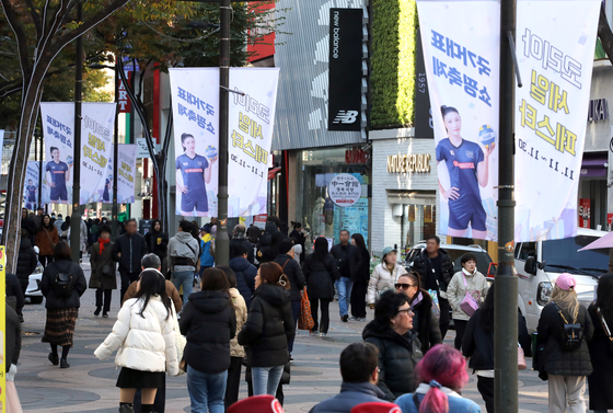 Tourists and locals on the streets of Myeong-dong in central Seoul [YONHAP] 