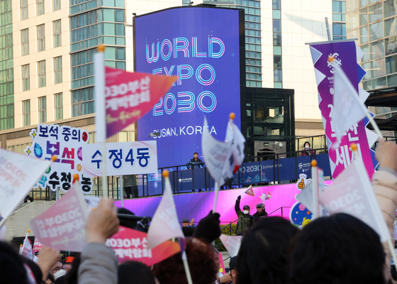 Busan residents on Monday gather for a rally at a square in front of Busan Station, in support of Korea's bid to host the 2030 World Expo in their city, a day before the event's host city is to be chosen. [YONHAP] 