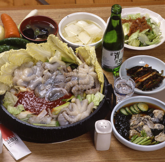 Nakji is often kept alive until ready to be cooked. [JOONGANG PHOTOS]