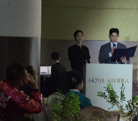 Oh Ji-hwan, right, speaks at the fan's wedding on Nov. 26. [JOONGANG ILBO]
