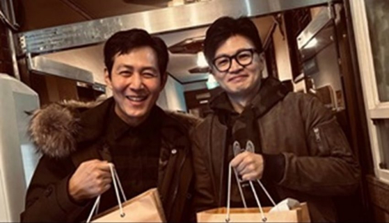 "Squid Game" (2021) actor Lee Jung-jae, left and Justice Minister Han Dong-hoon pose for a photo. [SCREEN CAPTURE]