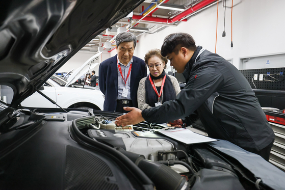 Audi customers examining their vehicle with Audi specialist at 2023 Audi Service Experience, an after-sales service experience event for customers [AUDI KOREA]