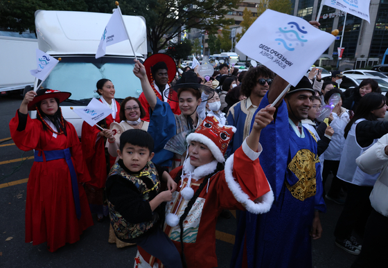 Member of Expo Friends wear Korea's traditional hanboks to promote Busan’s 2030 World Expo bid during a street campaign held on Nov. 21 in Busan [YONHAP] 