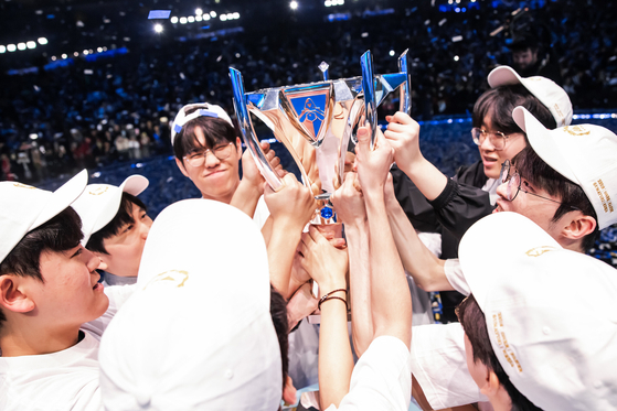 The Korean Esports team T1 raises the Summoner's Cup following their victory after the finals of the 2023 League of Legends World Championship on Nov. 19 at Gocheok Sky Dome in western Seoul. [RIOT GAMES]