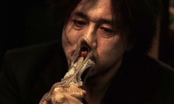 Director Park Chan-wook's movie "Oldboy" (2003) showcases actor Choi Min-sik eating a whole sannakji. [SCREEN CAPTURE]