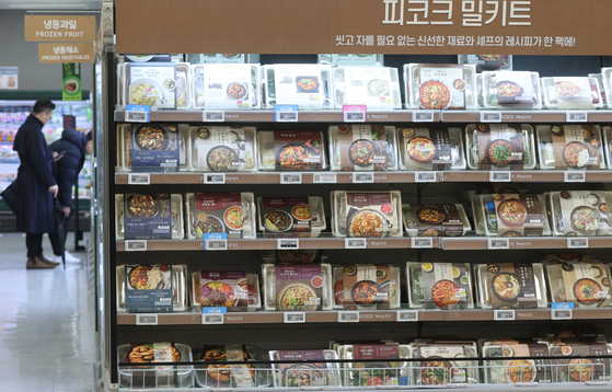 Meal kits are displayed at an Emart branch in Seoul on Monday. The discount mart franchise said that it will launch new meal kit products priced under 10,000 won ($7.67) as high inflation keeps weighing down on households. [YONHAP]