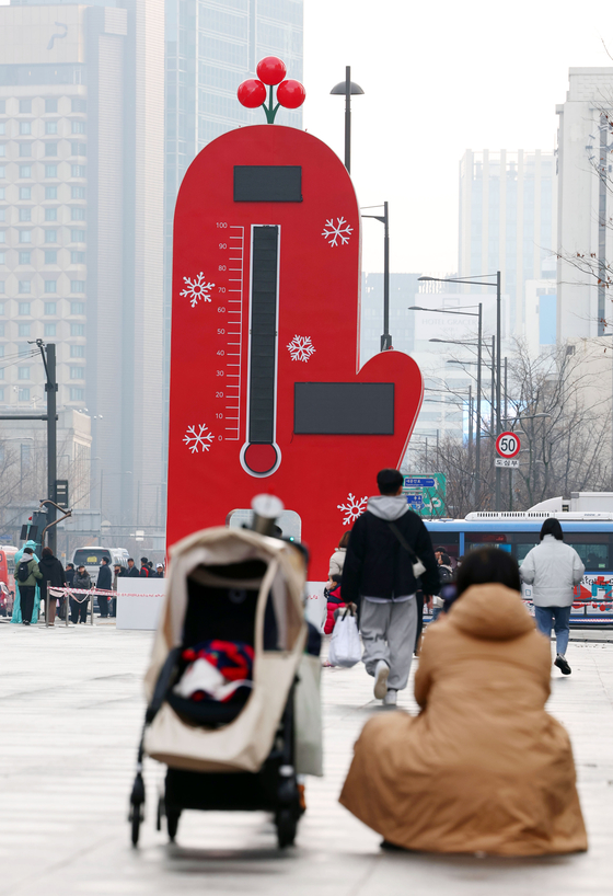 A thermometer-shaped donation index is installed at Gwanghwamun Square in central Seoul on Monday. The annual winter season donation campaign for vulnerable families starts on Tuesday, and will run through Jan. 31, with this year's fundraising goal set at 434.9 billion won ($333.5 million), up 7.7 percent from the previous year. [YONHAP]