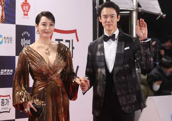 Actors Kim Hye-soo, left, and Yoo Yeon-seok pose for a photo at the red carpet of the 44th Blue Dragon Film Awards held at the KBS Hall in Yeouido, western Seoul, on Friday. [YONHAP]