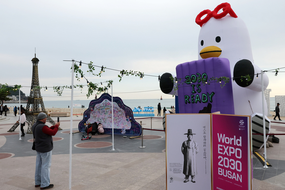 A photo zone is set up to promote Busan's bid to host the 2030 World Expo at Haeundae Beach in Busan on Saturday, with a mock-up Eiffel Tower, one of the most prominent symbols of the World Expo, on one side and a blow-up Boogi, Busan's seagull mascot, on the other side. [SONG BONG-GEUN]