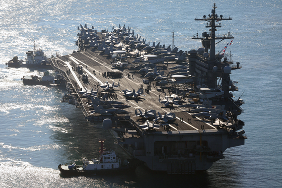 U.S. nuclear-powered aircraft carrier USS Carl Vinson arrives in Busan on Nov. 21. [YONHAP]