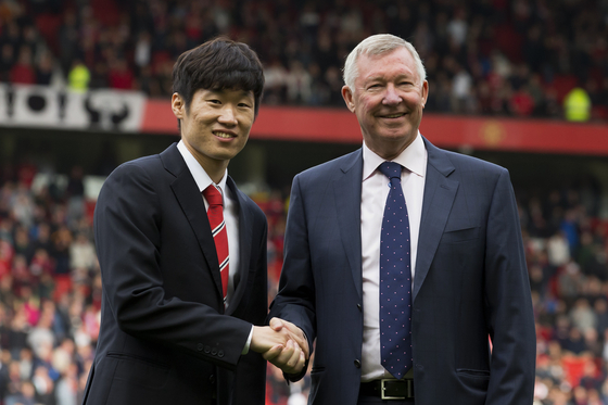 Manchester United former player Park Ji-sung, left, shakes hands with former manager Alex Ferguson as Park is introduced as a new ambassador for the club before the team's English Premier League match against Everton at Old Trafford Stadium in Manchester, England in 2014. [AP/YONHAP]