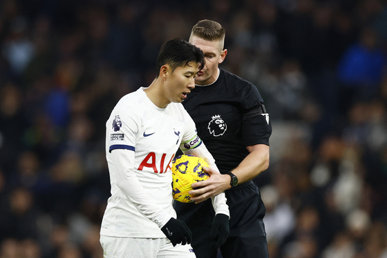 Tottenham Hotspur's Son Heung-min, left, is with referee Robert Jones after scoring a goal that was later disallowed in the match against Aston Villa in London on Sunday. [REUTERS/YONHAP]
