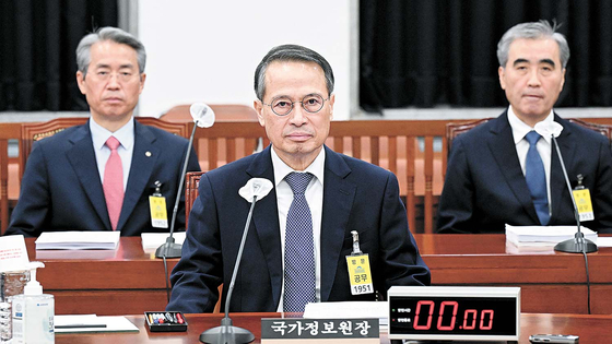 National Intelligence Service Director Kim Kyou-hyun, center, takes part in a plenary meeting of the parliamentary intelligence committee at the National Assembly in Yeouido, western Seoul, last Thursday. [JOINT PRESS CORPS]