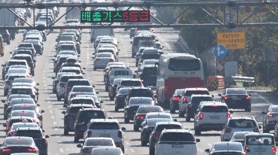 Cars pack Gangbyeon Expressway in Mapo District, western Seoul, as a camera on the expressway looks for grade 5 vehicles on the road on Nov. 12. [YONHAP] 