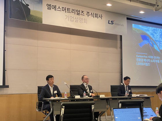 From left, Lee Hee-young, head of LS Materials' ultracapacitor division, LS Materials CEO Hong Young-ho and LS Materials Chief Financial Officer Yoo Chang-woo answer questions at the press event ahead of the firm's initial public offering in Yeouido, western Seoul on Tuesday. [LEE JAE-LIM]