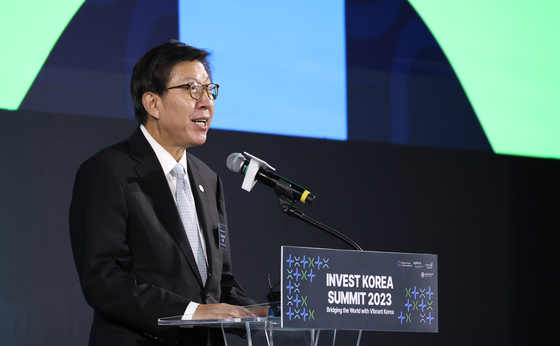   Busan Mayor Park Heong-joon makes an opening speech at the 2023 Invest KOREA Summit in Busan on Nov. 7. [YONHAP]