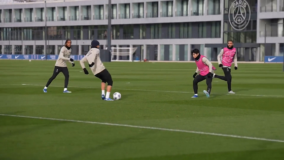 Paris Saint-Germain players train ahead of Tuesday's Champions League clash against Newcastle United. [ONE FOOTBALL] 