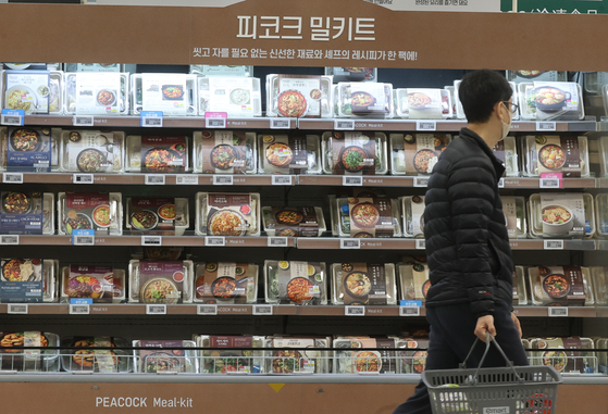 A shopper shops at a supermarket in Seoul on Monday. [YONHAP] 