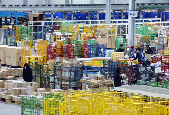 Employees of Incheon Regional Customs inspect directly purchased overseas goods at a logistics center in Incheon on Wednesday. [NEWS1]