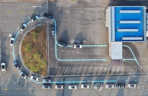 Fuel cell cars line up at a hydrogen charging station in Chuncheon, Gangwon, on Nov. 23, 2023, amid a hydrogen shortage caused by a production reduction in the facilities of a hydrogen producer in Dangjin, South Chungcheong, on the country's west coast. [Yonhap]