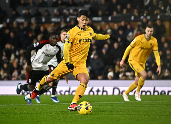 Wolverhampton Wanderers' Hwang Hee-chan scores the team's second goal from the penalty spot at Craven Cottage in London on Monday. [REUTERS/YONHAP]