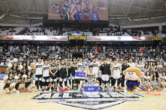 The KBL squad for the 2022-23 all-star game poses after the game held at Suwon KT Sonicboom Arena in Suwon, Gyeonggi on Jan. 15. [NEWS1]  