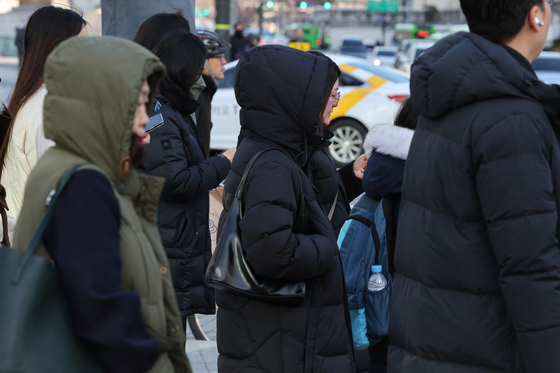 People in their winter jackets at Cheonggye Plaza in central Seoul on Wednesday [NEWS1] 
