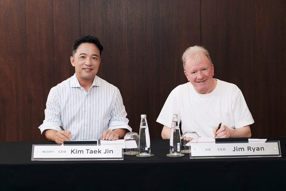 NCSoft's CEO Kim Taek-jin, left, and Sony Interactive Entertainment's CEO Jim Ryan, signed a strategic partnership for the two companies to collaborate in the global entertainment business, NCSoft announced on Wednesday. [NCSOFT]