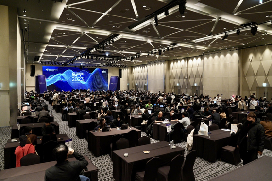 Buyers and sellers conduct business meetings at a hall in Seoul Dragon City, central Seoul, during the SPP 2023, a two-day event that kicked off on Wednesday to offer networking opportunities for those in the creative industries. [SEOUL BUSINESS AGENCY]