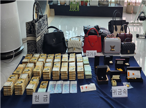 Around 500 million won worth of cash and 100 million won worth of luxury goods were found at a food business owner's home after a raid by the National Tax Service. [NATIONAL TAX SERVICE]