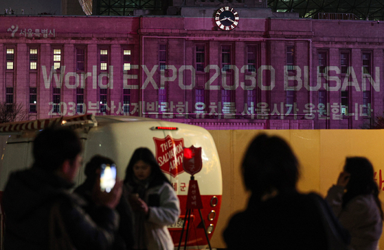 The Seoul Metropolitan Library in Korea’s capital is lit up with a message from the Seoul Metropolitan Government supporting Busan’s World Expo 2030 bid on Monday evening, a day ahead of the vote in Paris. [NEWS1]