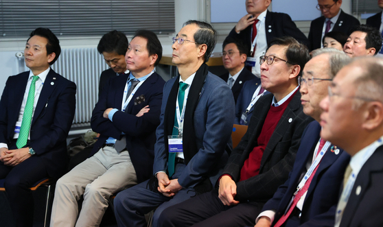 Prime Minister Han Duck-soo, center, and other members of the Korean delegation, including UN Secretary General Ban Ki-moon and business leaders, watch the results of the vote for the host city of the 2030 World Expo in Paris Tuesday. [YONHAP]
