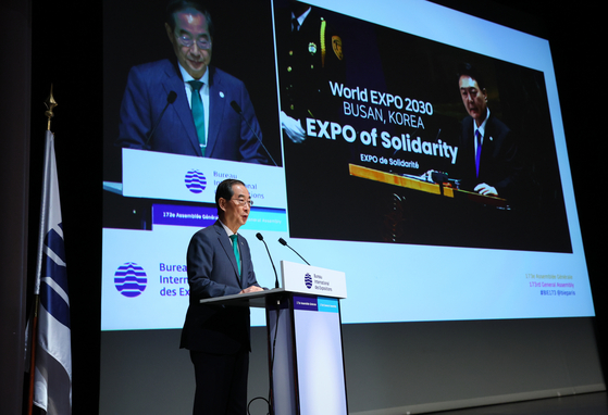 Prime Minister Han Duck-soo speaks at the fifth and final presentation of competing countries at the 173rd General Assembly of the Bureau International des Expositions in Paris Tuesday ahead of the vote to select the host city of the 2030 World Expo. [YONHAP]