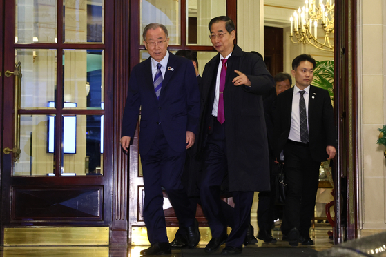 Korean Prime Minister Han Duck-soo, right, and former Secretary General of the United Nations Ban Ki-moon, left, are spotted coming out of a hotel in Paris on Monday after a rehearsal for the final presentation, on the eve of the vote determining the host city of the World Expo 2030 by the Bureau International des Expositions (BIE). [PRIME MINISTER’S SECRETARIAT]