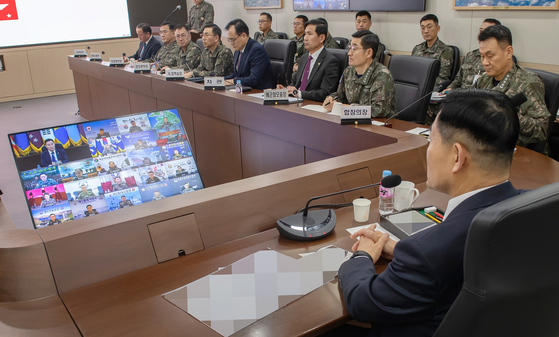 Defense Minister Shin Won-sik speaks with the chiefs of staff at the ministry headquarters in Seoul on Tuesday. [NEWS1] 