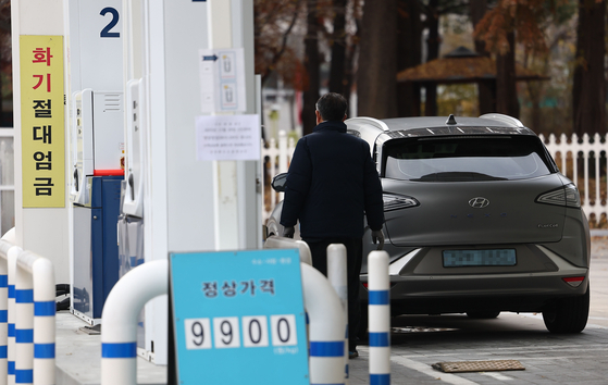 A driver fills their hydrogen-powered Nexo with hydrogen gas at a station in Yeouido, western Seoul, on Wednesday. Hydrogen charging stations resumed regular operations after opening hours had been shortened after Hyundai Steel's hydrogen production line was halted in Dangjin, South Chungcheong. [YONHAP]